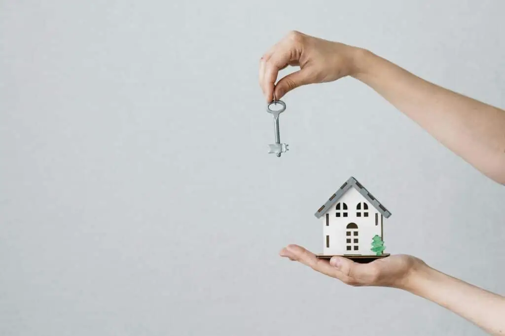 buying and selling houses and apartments, real estate, woman gives the keys